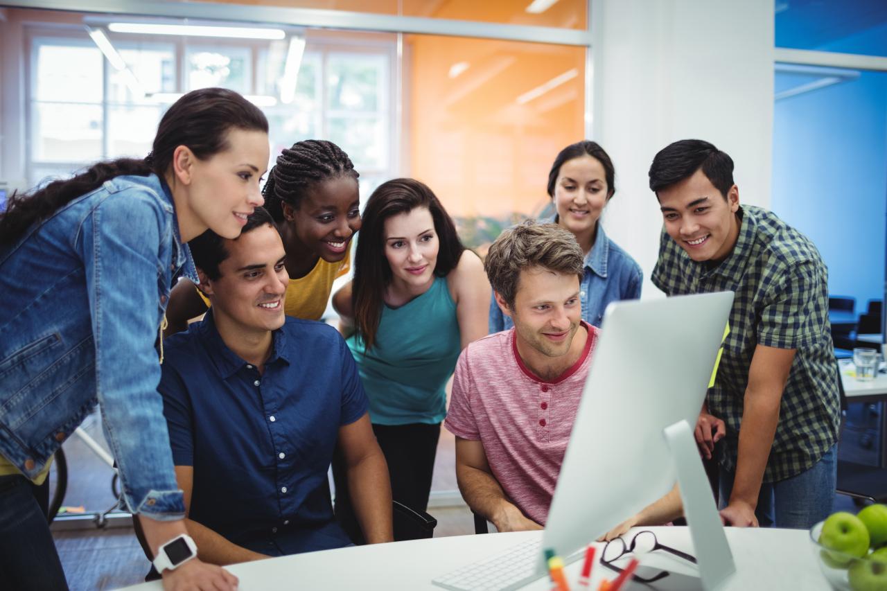 一群企业高管在办公桌上通过电脑进行讨论(Group of b-中图_爱给网_aigei_com.jpg